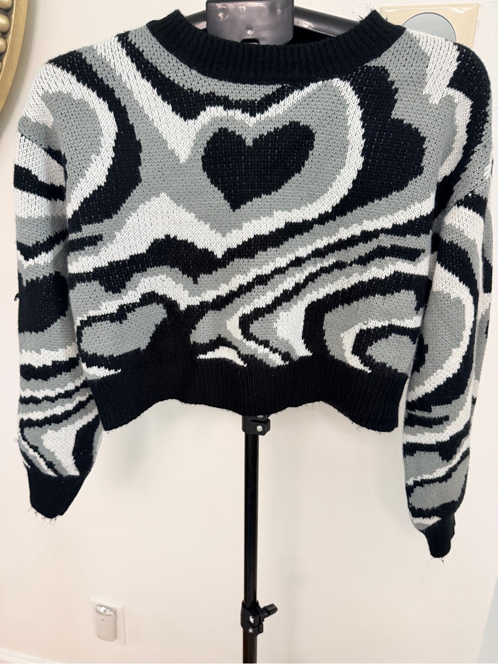 Abstract Heart Pattern Black & Gray Cropped Sweater